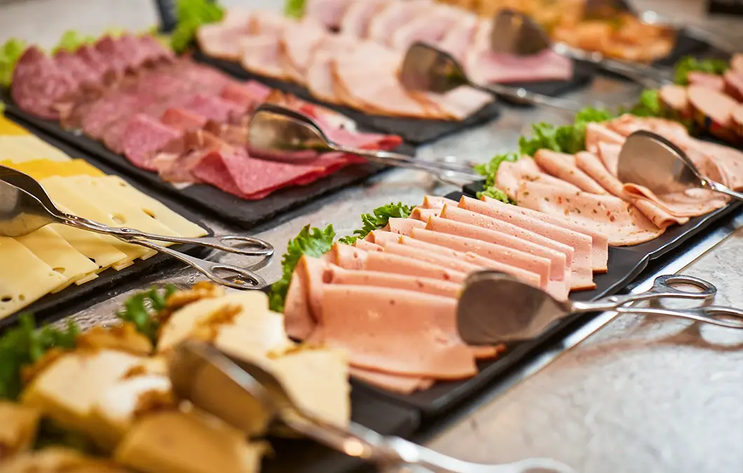 Frühstücksbuffet mit Wurst und Käse im Hotel Präsident München