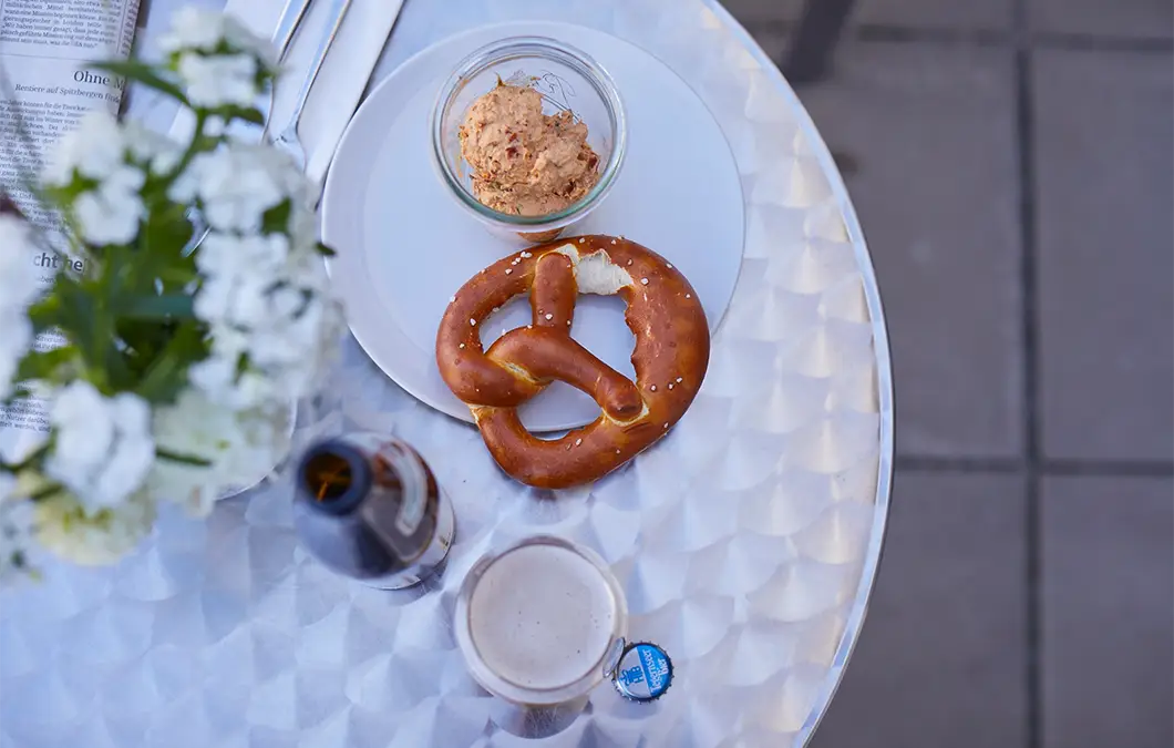 Frühstück mit Breze und Kaffee im Hotel Präsident München
